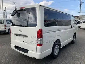 টয়োটা হাইয়েস ২০২২ হোয়াইট