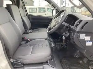টয়োটা হাইয়েস ২০২২ হোয়াইট
