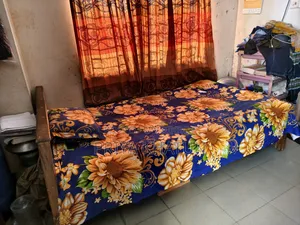 খাট ৪ ফুট বাই ৬.৫ ফুট