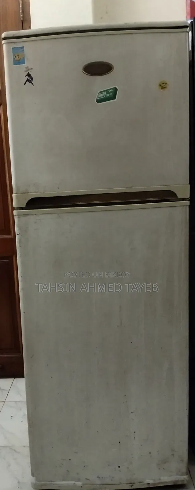 একটি শার্প ব্রান্ড এর ফ্রিজ