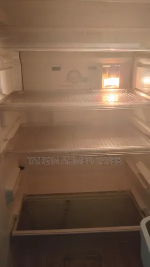 একটি শার্প ব্রান্ড এর ফ্রিজ