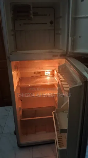 একটি শার্প ব্রান্ড এর ফ্রিজ