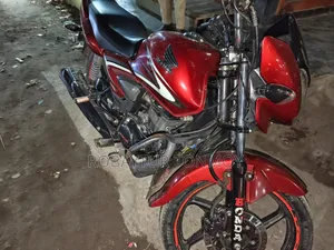 Honda CB 2017 Red