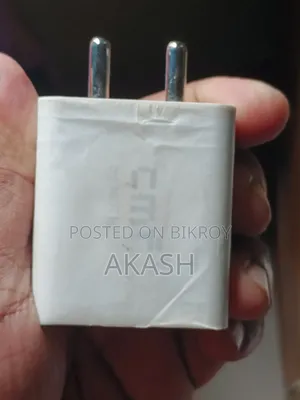 সিএমএফ ২ প্রো চার্জার এবং ক্যাবল