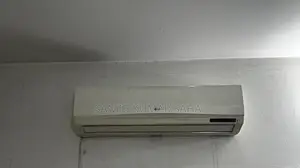 এলজি স্প্লিট টাইপ ১ টন ক্যাপাসিটি এসি