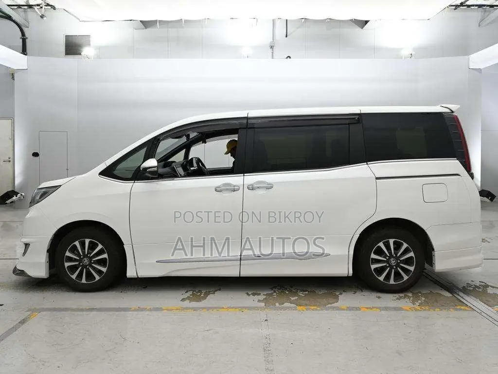 Toyota Esquire 1.8 Four Wheel Drive Hybrid (7 seater) 2021 Pearl