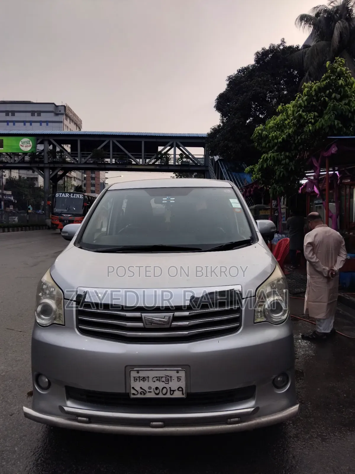 Toyota Noah 2.0 143hp AWD (8 Seater) 2012 Silver