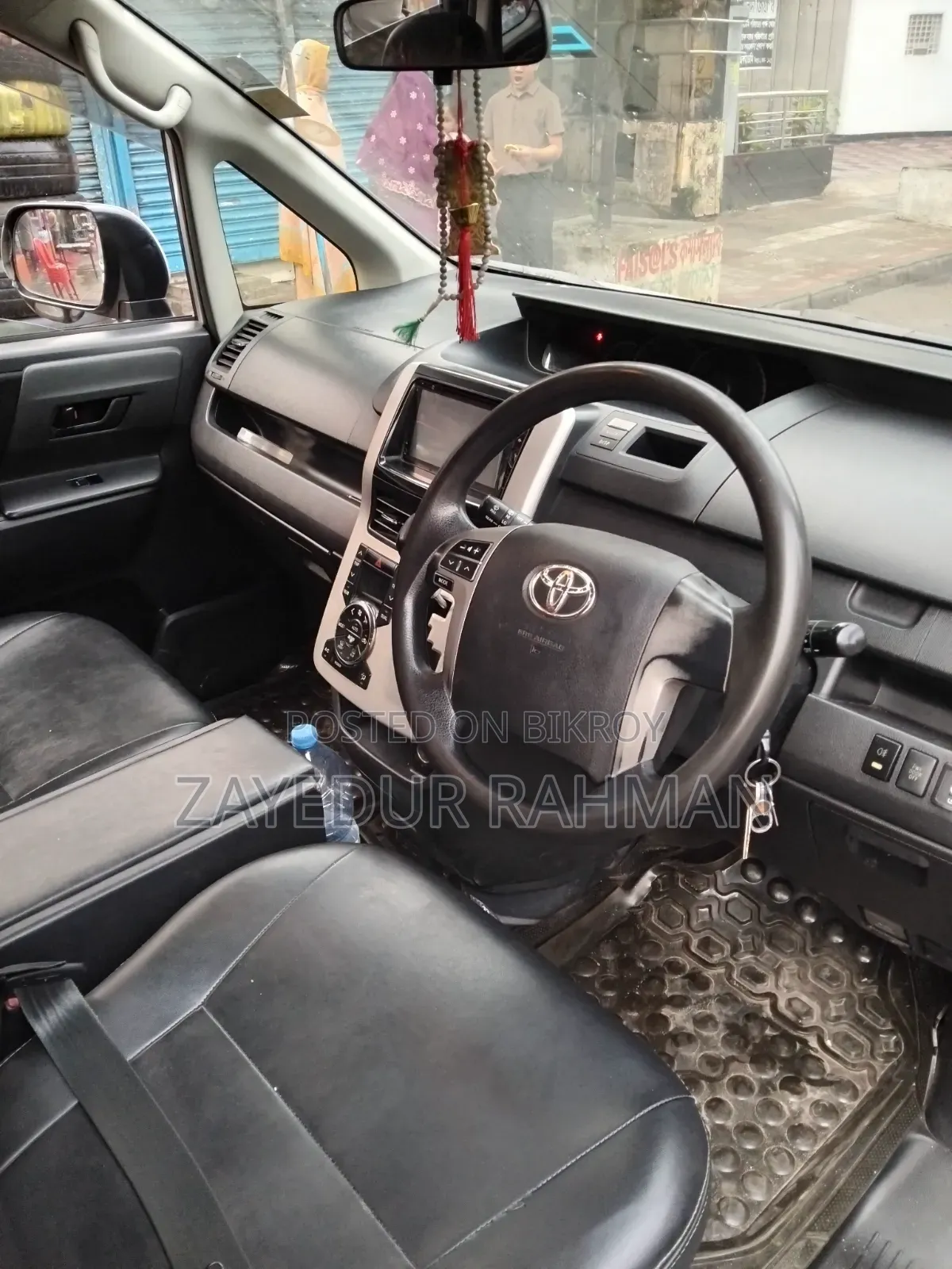 Toyota Noah 2.0 143hp AWD (8 Seater) 2012 Silver