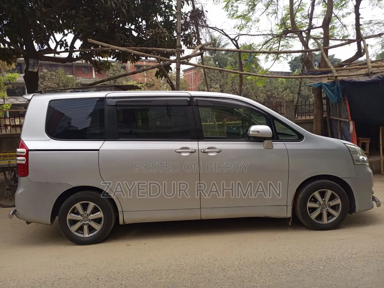 Toyota Noah 2.0 143hp AWD (8 Seater) 2012 Silver