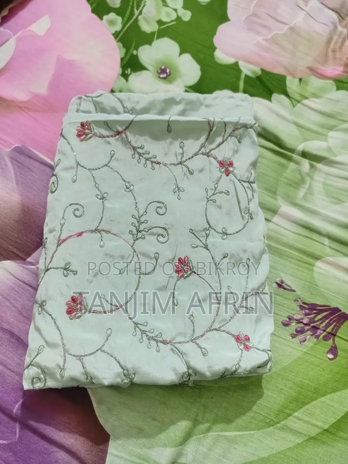 সুন্দর প্যাস্টেল মিন্ট গ্রিন কালারের এমব্রয়ডারি করা শাড়ি বিক্রি হবে।