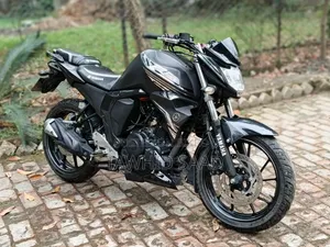 ইয়ামাহা এফজেডএস ভি২ ২০২২ কালো