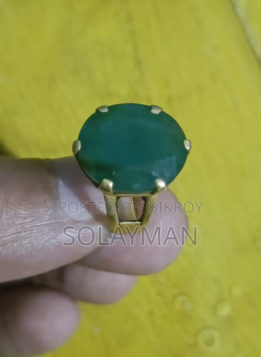 একটি পান্না পাথোরের আংটি