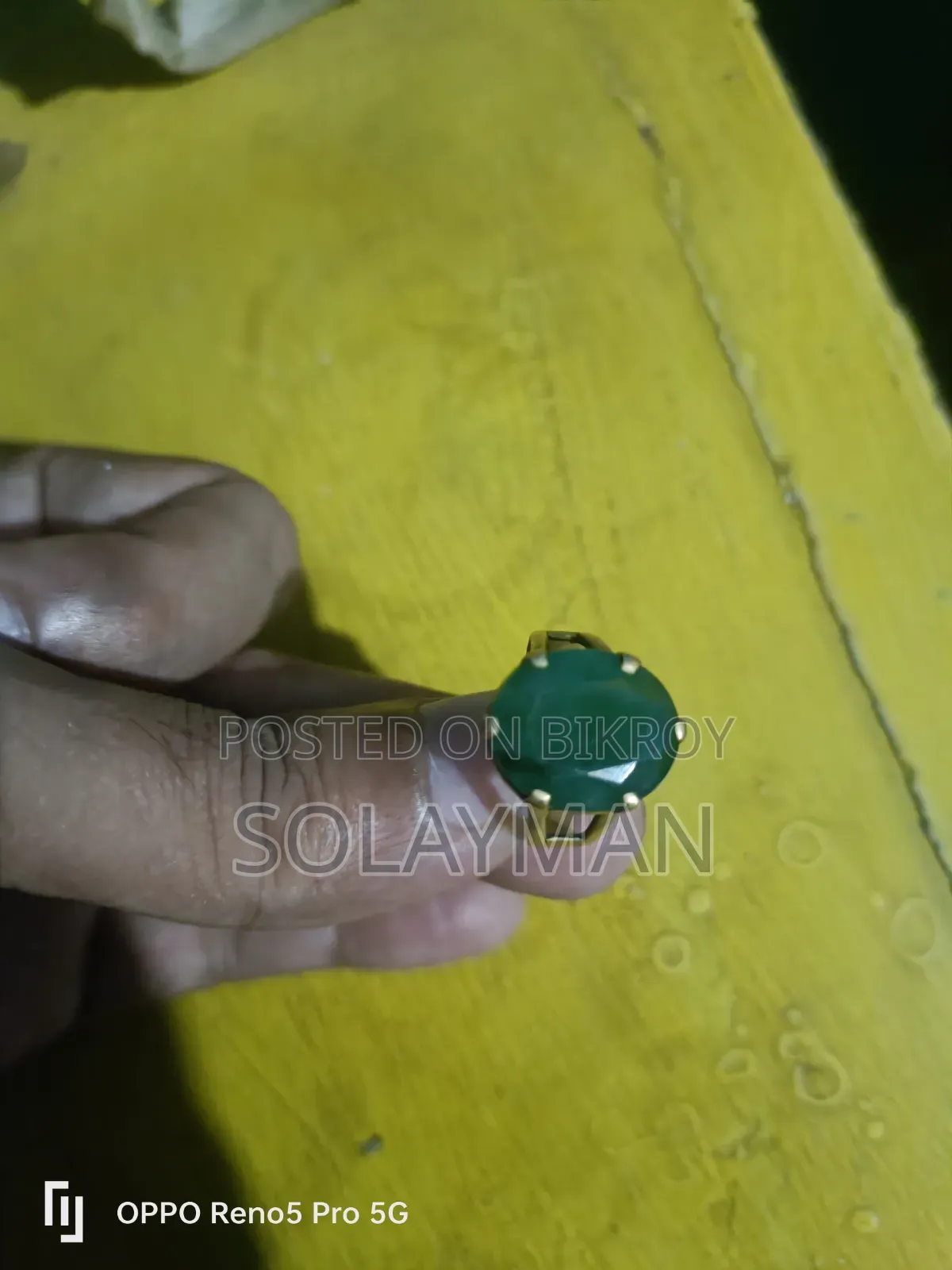 একটি পান্না পাথোরের আংটি