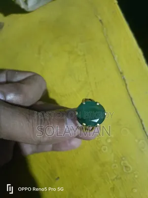 একটি পান্না পাথোরের আংটি