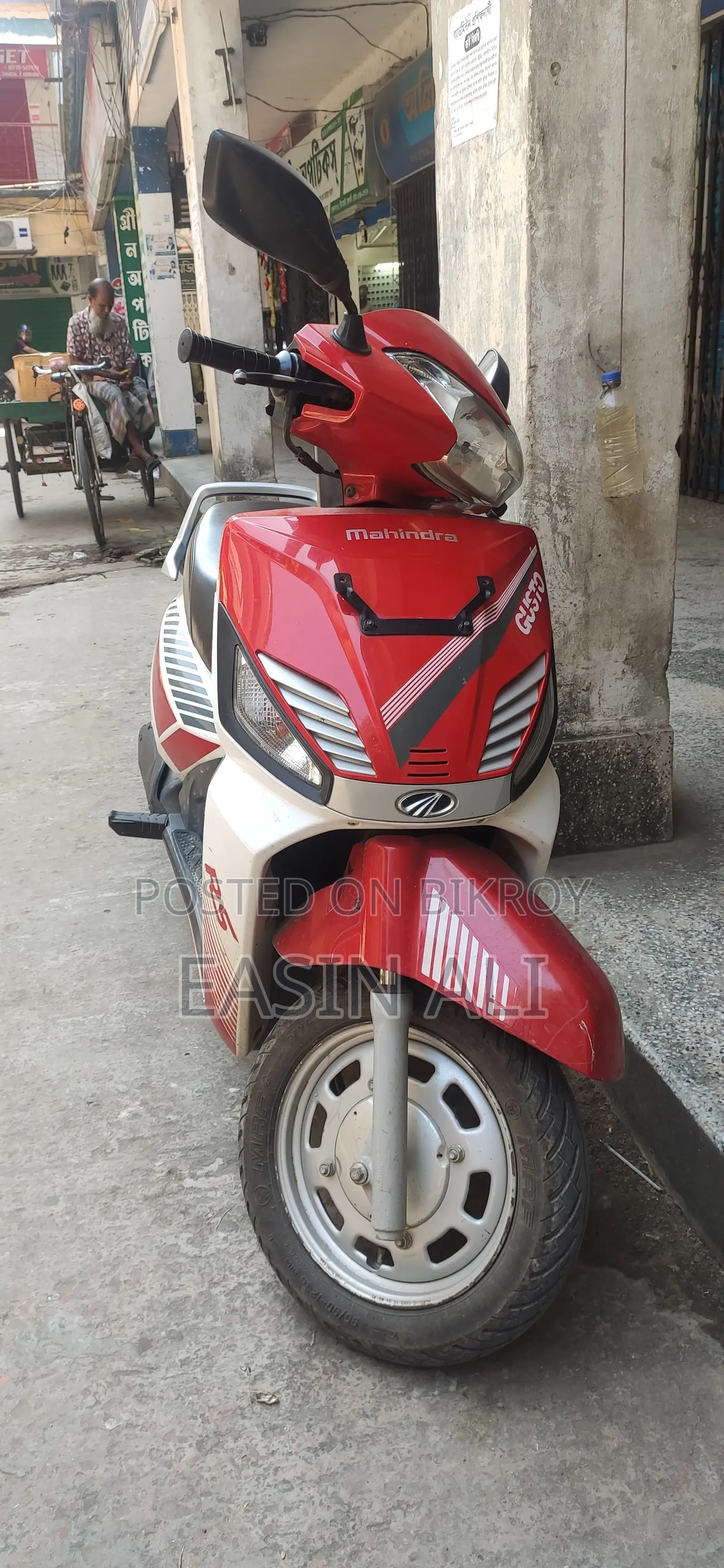 মহিন্দ্রা গুস্টো ২০১৯ লাল