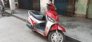 মহিন্দ্রা গুস্টো ২০১৯ লাল
