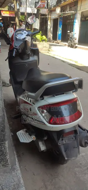 মহিন্দ্রা গুস্টো ২০১৯ লাল
