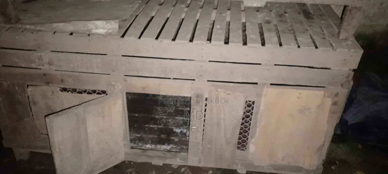 ৫ ফিট লম্বা দুইটা খাচ্চা পাশে আড়াইফি