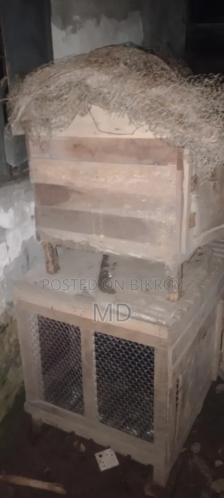 ৫ ফিট লম্বা দুইটা খাচ্চা পাশে আড়াইফি
