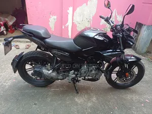 হিরো এক্সট্রিম ১২৫আর ২০২৫ কালো