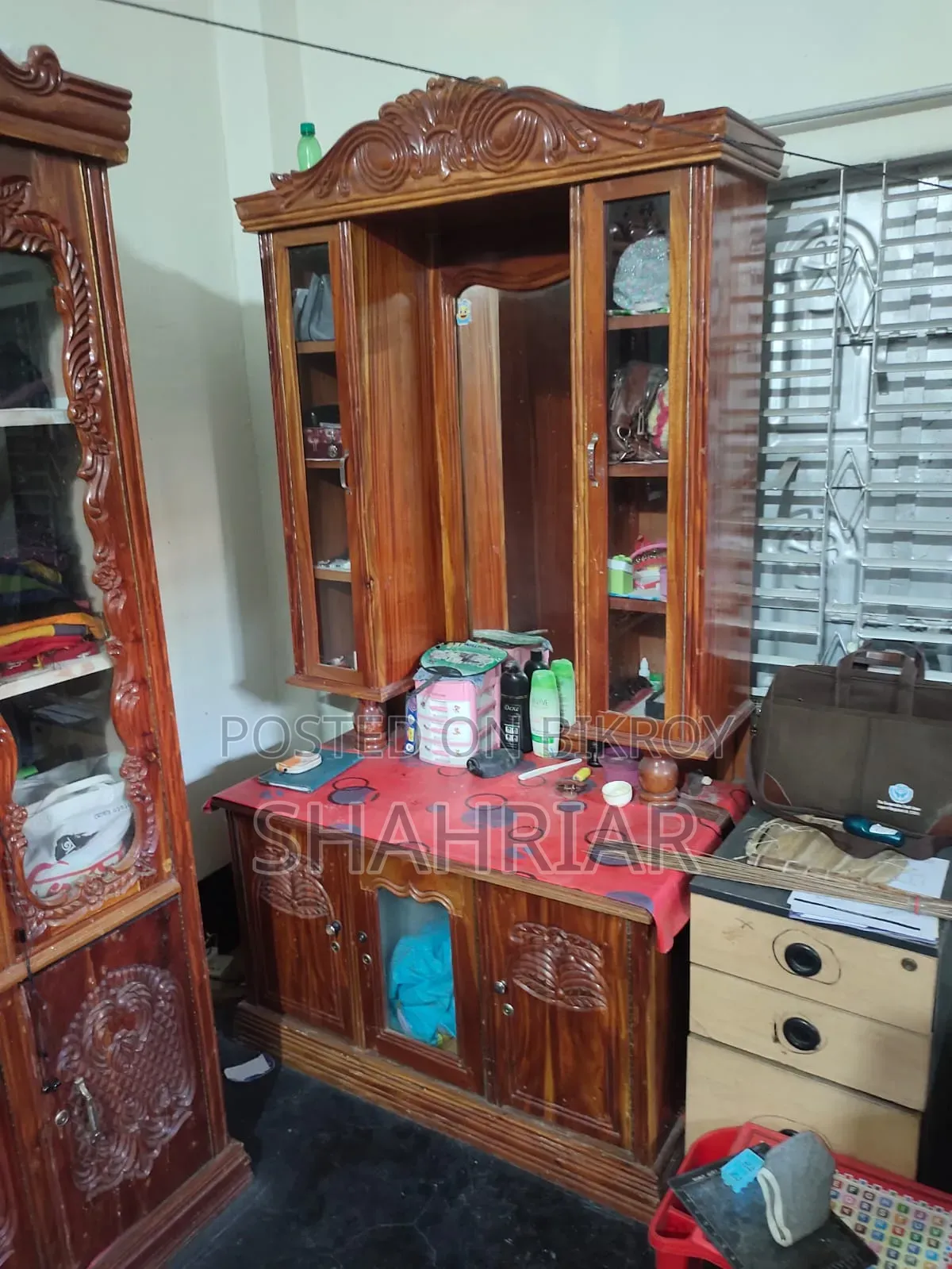 Dressing table and almirah for sale.
