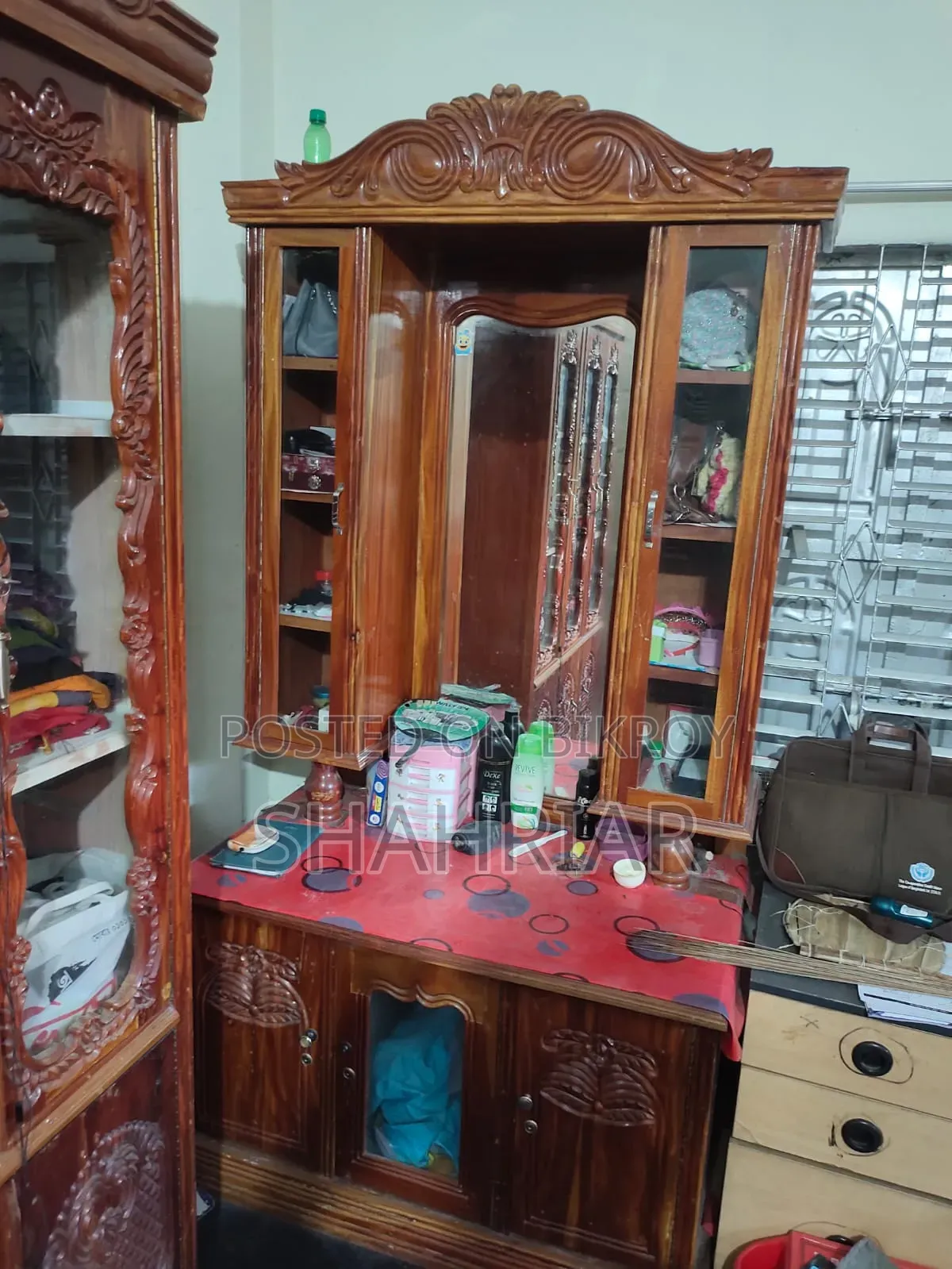 Dressing table and almirah for sale.