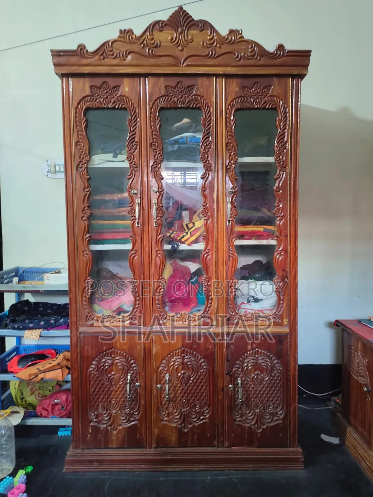 Dressing table and almirah for sale.