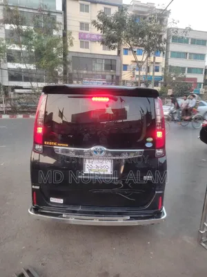Toyota Noah 2.0 Front-Wheel Drive (7 Seater) 2017 Black