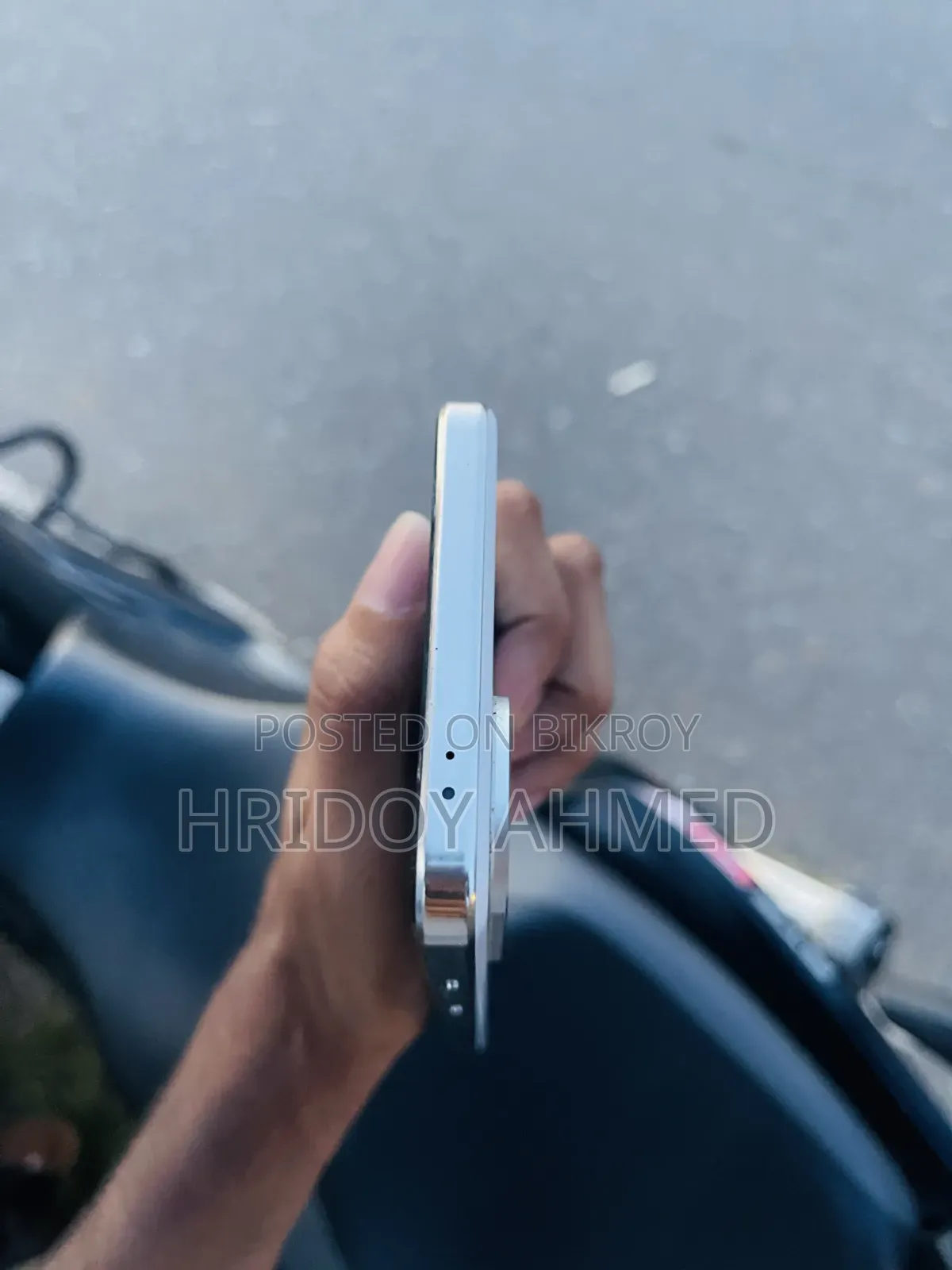 আইকিউওও ২৫৬ জিবি হোয়াইট