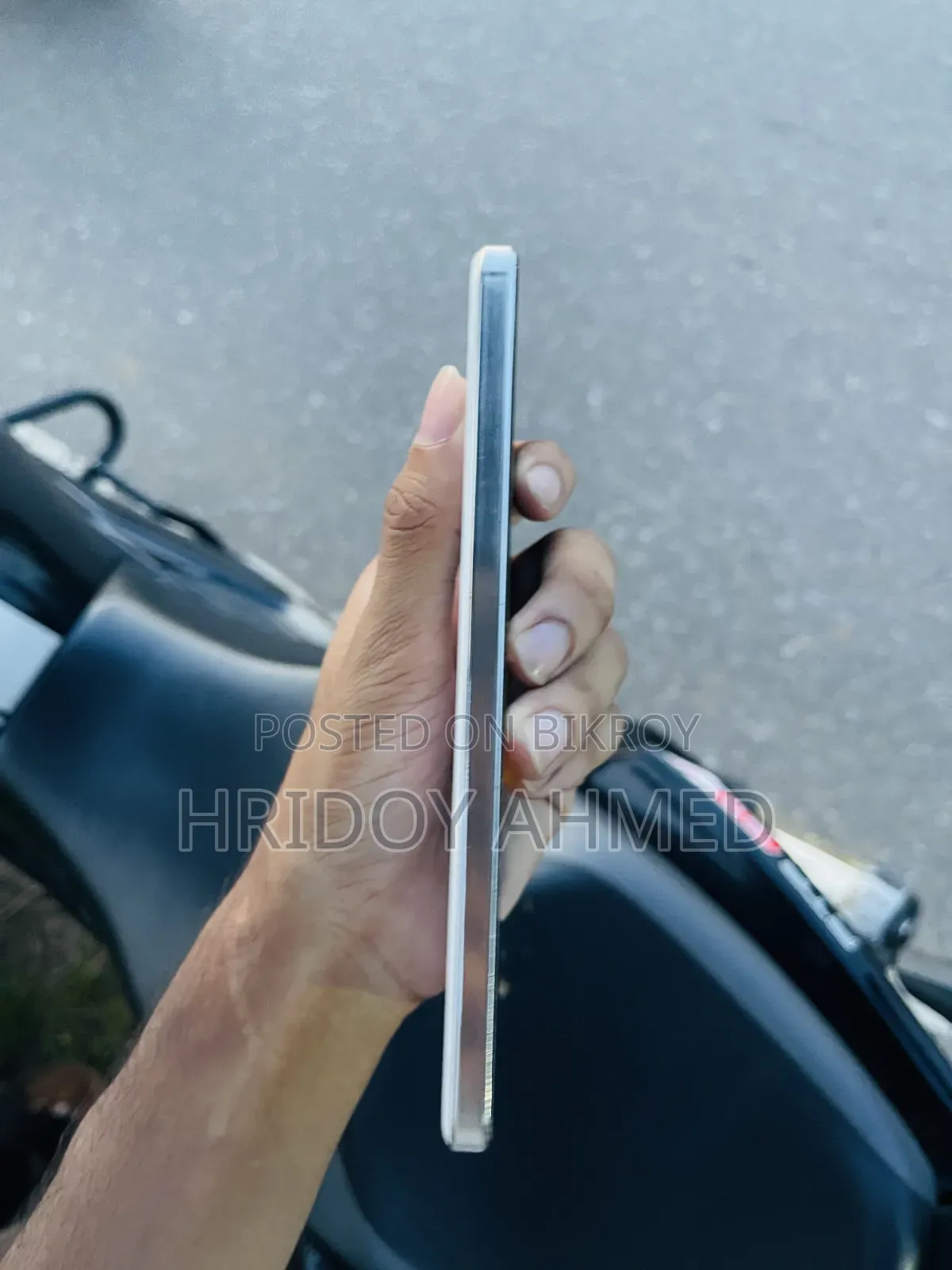 আইকিউওও ২৫৬ জিবি হোয়াইট