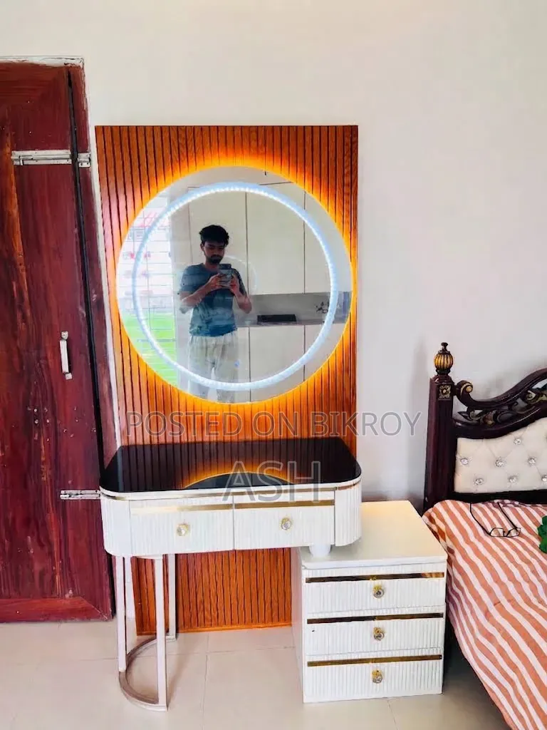 মেকাপ ভ্যানিটি