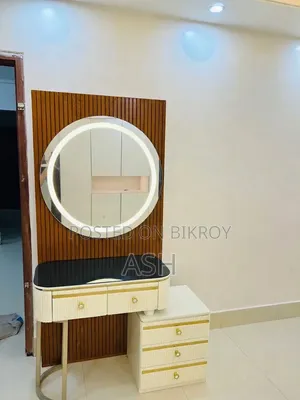 মেকাপ ভ্যানিটি