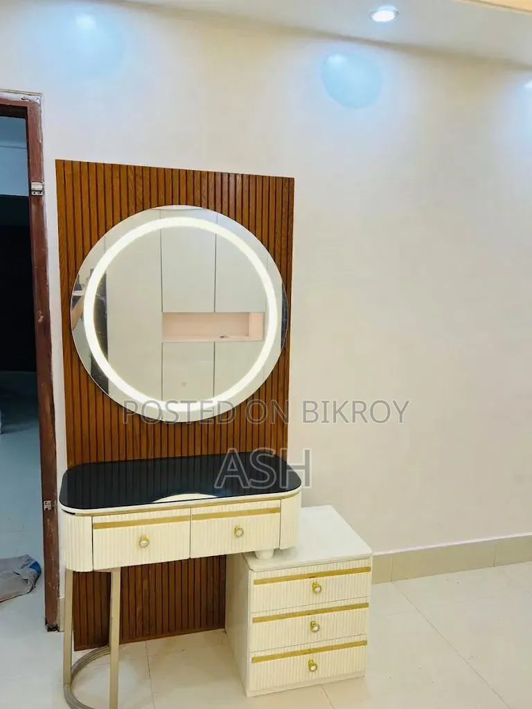 মেকাপ ভ্যানিটি