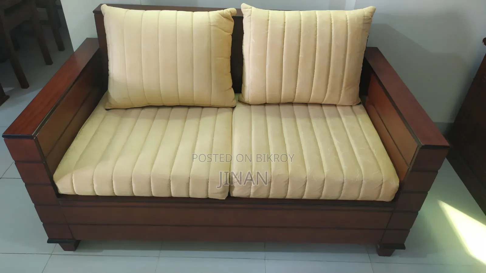 Canadian Wok-Benier Sofa Set