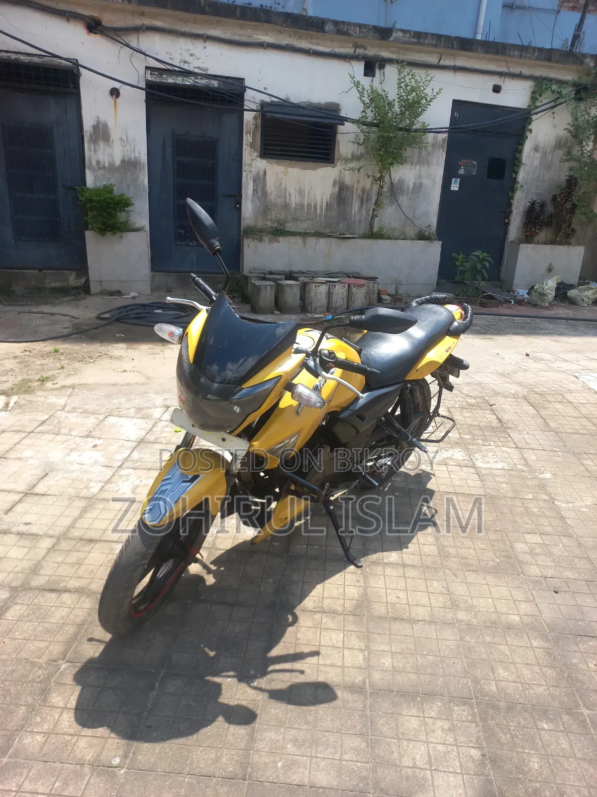 মোটরসাইকেল ২০১৫ হলুদ