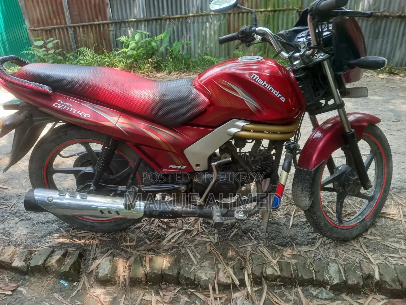 মাহিন্দ্রা সেঞ্চুরো ২০১৬ লাল