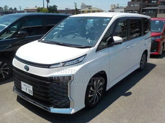 Toyota Voxy 2026 Pearl