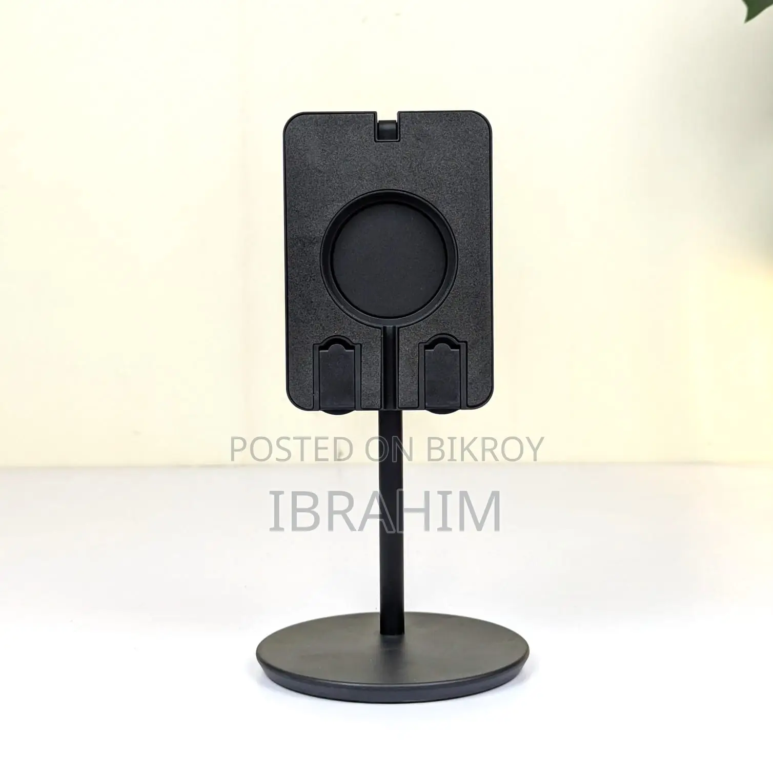 Phone Holder With Ring Light.