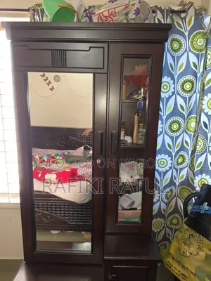 একটি আলমারি ও‌ ড্রেসিং টেবিল সেল করা হবে। ছয় মাস ব্যবহার করা হয়েছে।