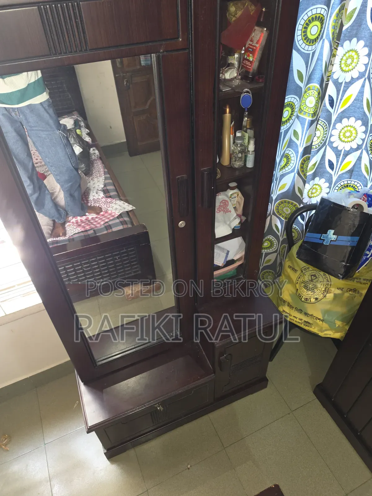 একটি আলমারি ও‌ ড্রেসিং টেবিল সেল করা হবে। ছয় মাস ব্যবহার করা হয়েছে।