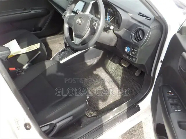 Toyota Corolla Fielder 1.5 Hybrid FWD 2021 White
