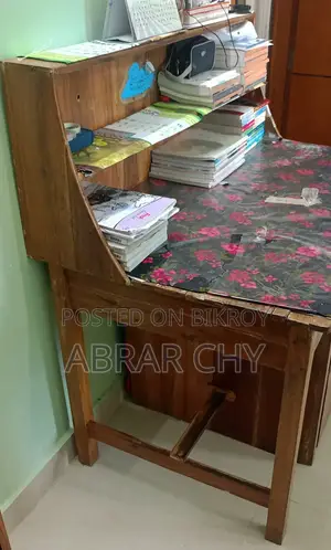 স্টাডি টেবিল