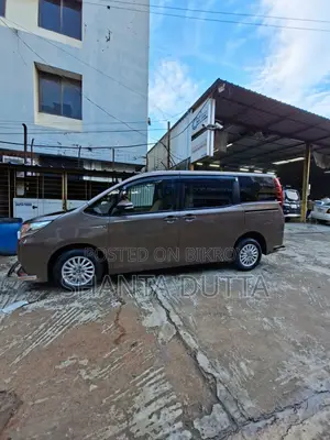 Toyota Noah 1.8 FWD Hybrid (7 seater) 2014 Brown