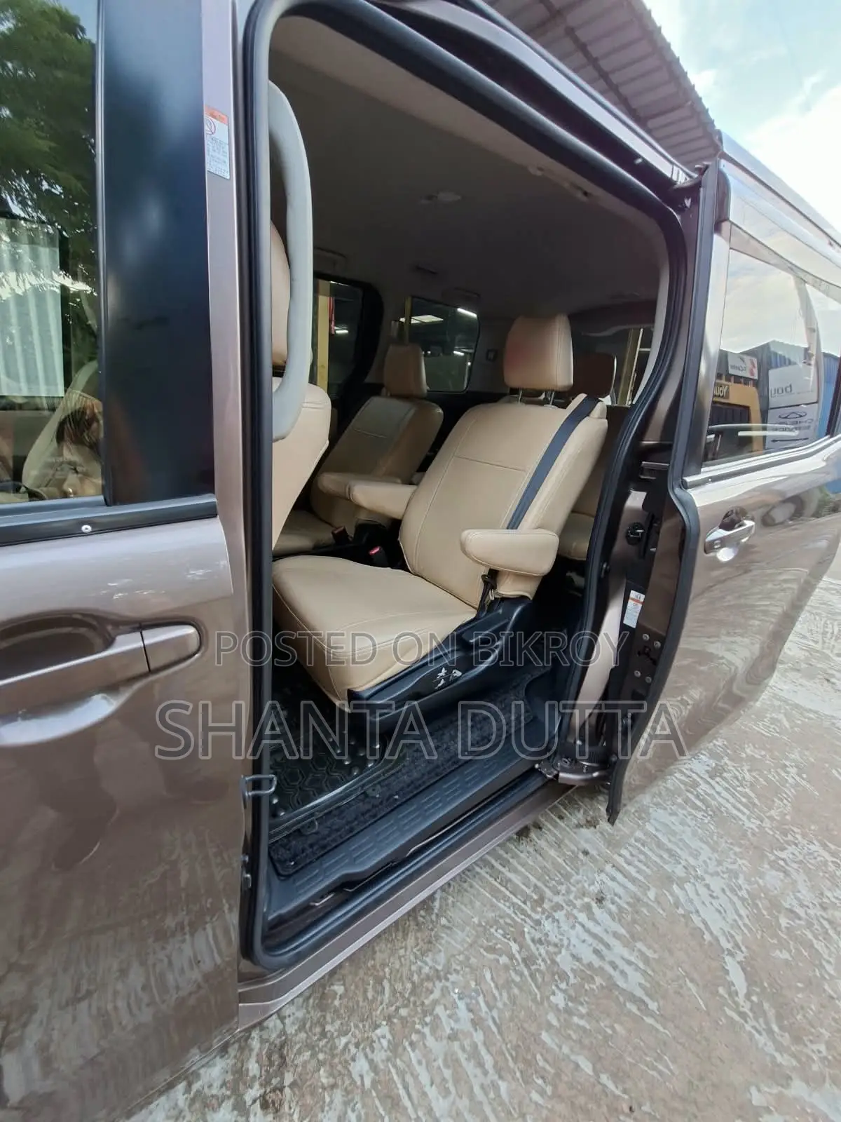 Toyota Noah 1.8 FWD Hybrid (7 seater) 2014 Brown
