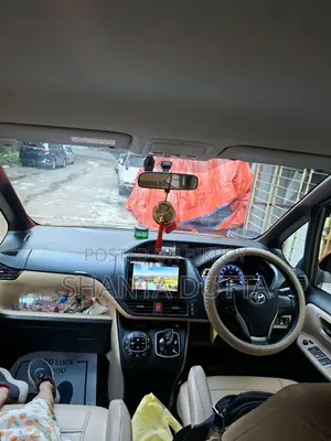 Toyota Noah 1.8 FWD Hybrid (7 seater) 2014 Brown