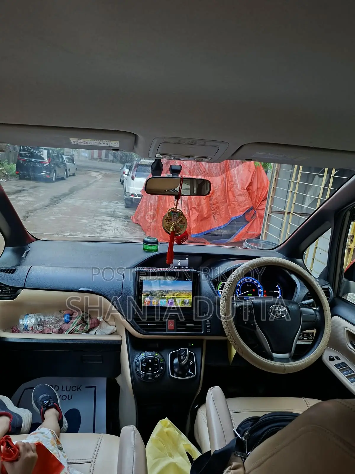 Toyota Noah 1.8 FWD Hybrid (7 seater) 2014 Brown