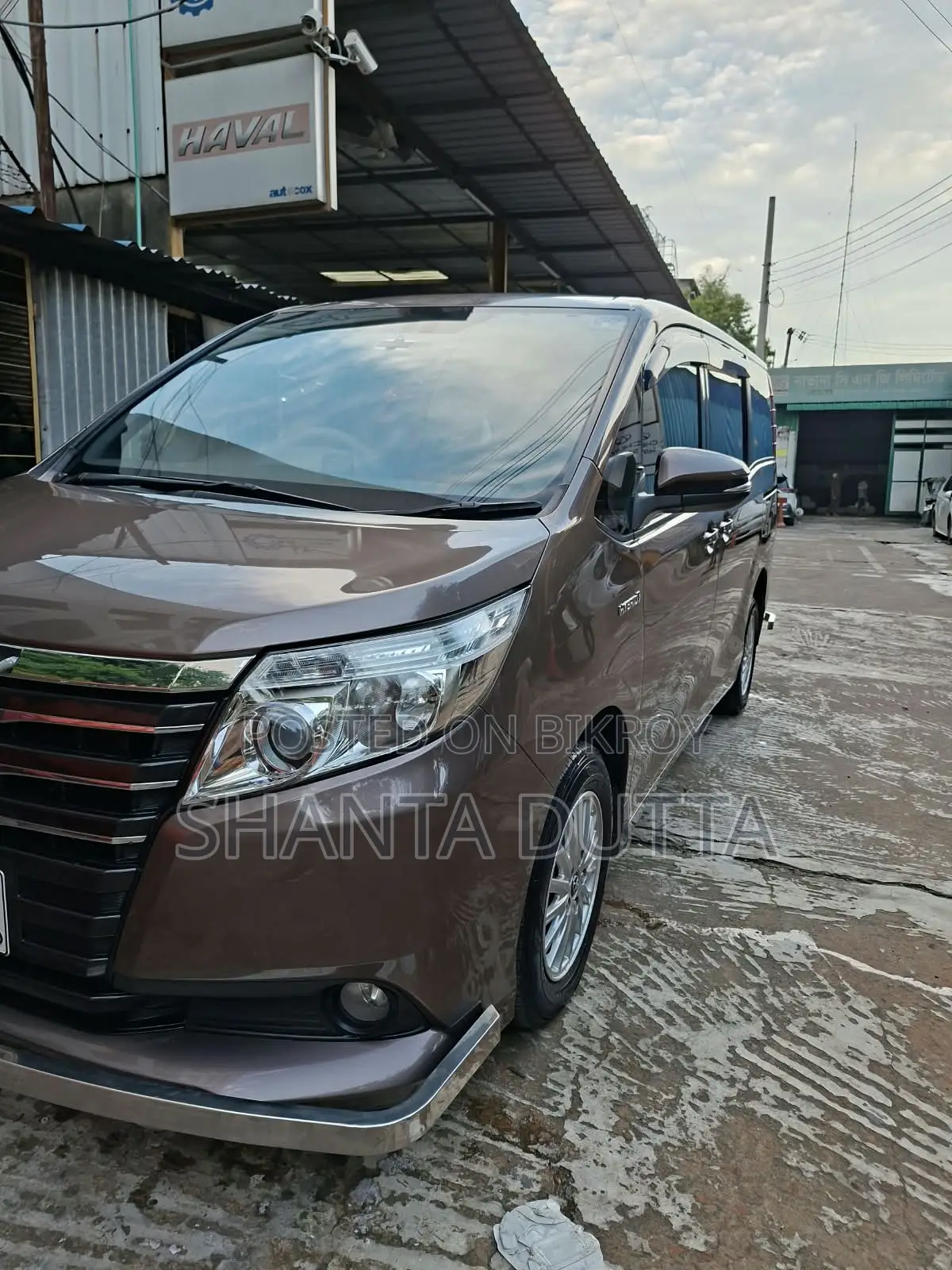 Toyota Noah 1.8 FWD Hybrid (7 seater) 2014 Brown
