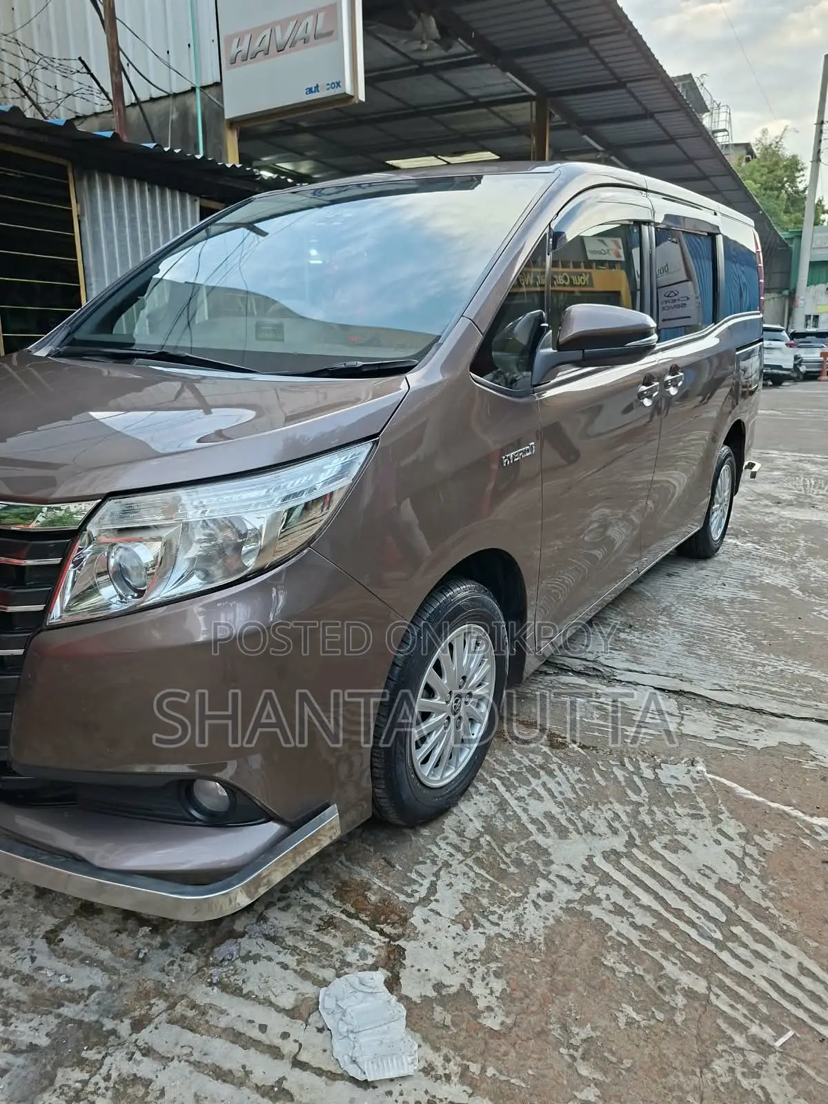 Toyota Noah 1.8 FWD Hybrid (7 seater) 2014 Brown