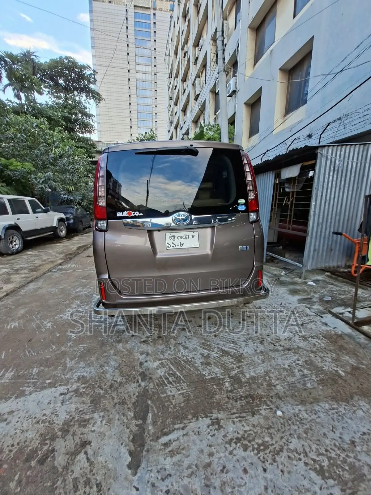 Toyota Noah 1.8 FWD Hybrid (7 seater) 2014 Brown