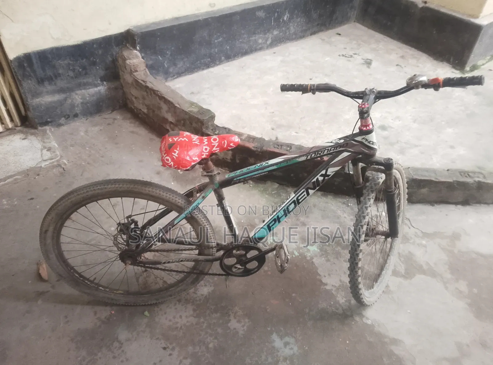 The bicycle is absolutely running and new